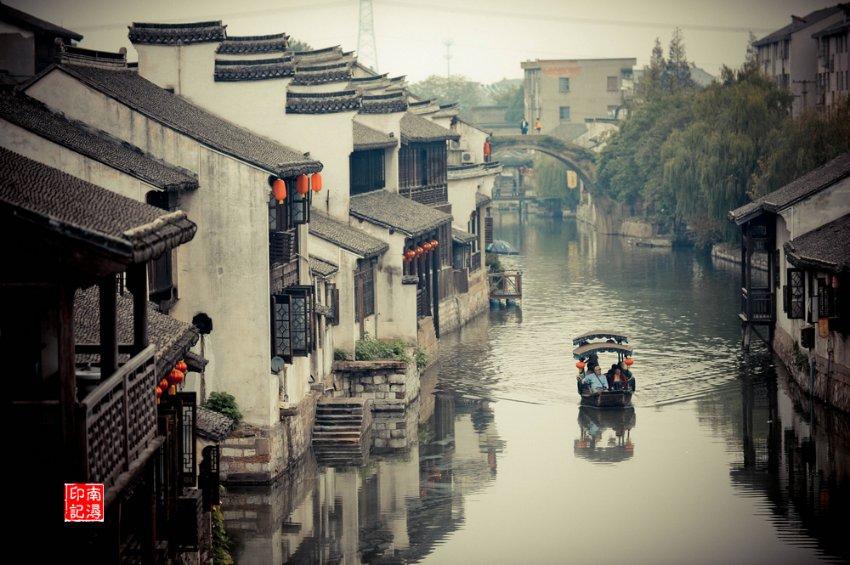 身家600亿富豪给员工每人1万红包;一升瓶装水含24万个塑料颗粒;铁头嫖娼新进展